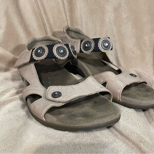 Taos Footwear Eden 2 Beige and Black Leather Comfort Sandals.